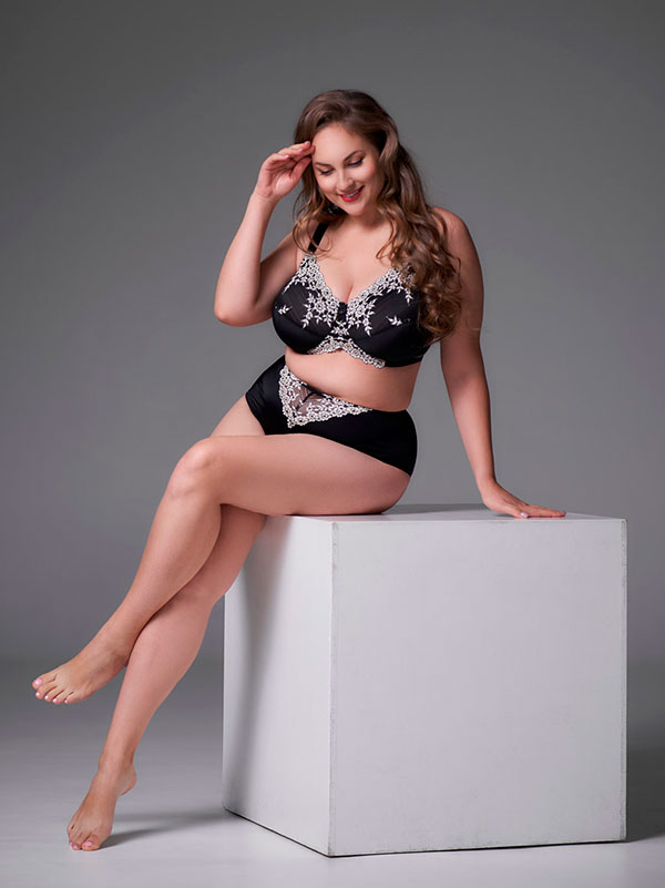 JANE - Plus Size Kaaret liivit fra Plaisir