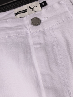 Studio 099722-White