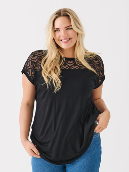 Only Carmakoma FLAKE - Sort t-shirt med blondedetalje