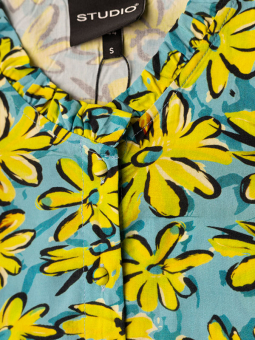 Studio S252844-Blueyellowgreenflowers